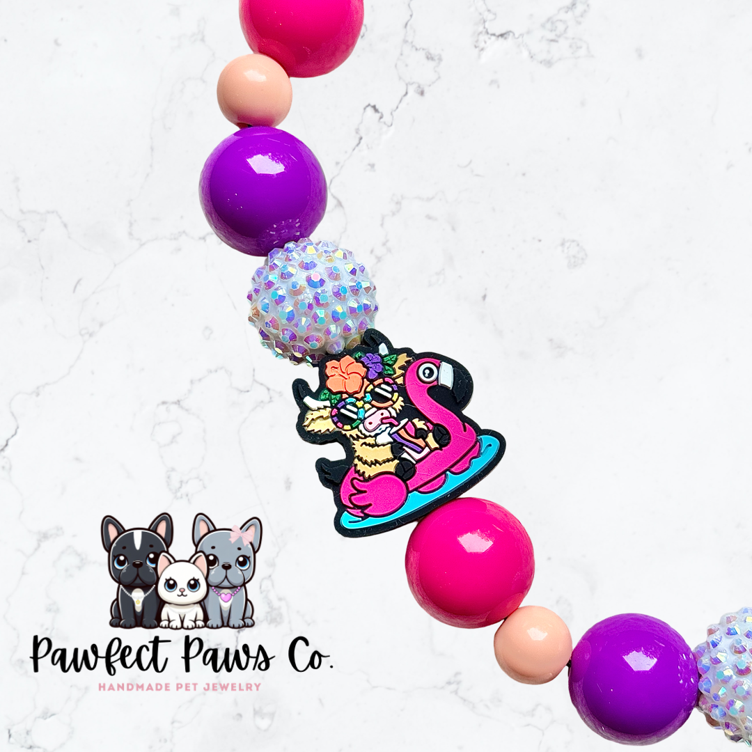 ¡Collar para perro o gato con cuentas personalizado Float Away* con diseño de vaca brillante en color rosa, morado y blanco!