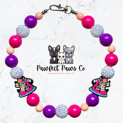 ¡Collar para perro o gato con cuentas personalizado Float Away* con diseño de vaca brillante en color rosa, morado y blanco!